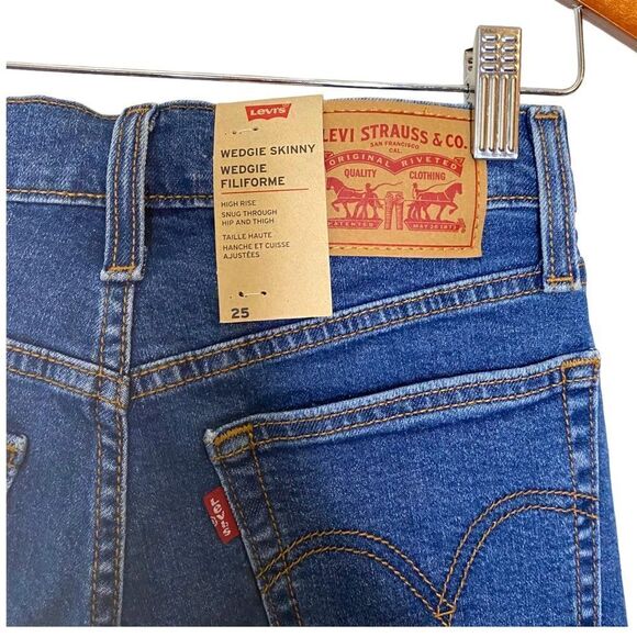 LEVI'S Wedgie Skinny Cut Off Medium Wash - Picture 10 of 14